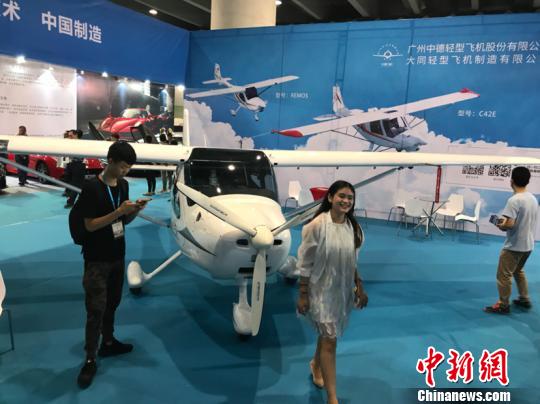 輕型飛機(jī)引來(lái)觀(guān)眾合影 索有為 攝 輕型飛機(jī)引來(lái)觀(guān)眾合影 索有為 攝