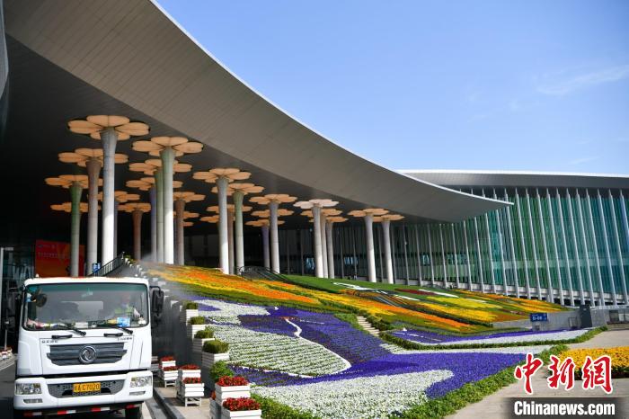 第五屆進博會場館景觀裝飾全面定妝?！￡悏魸?攝