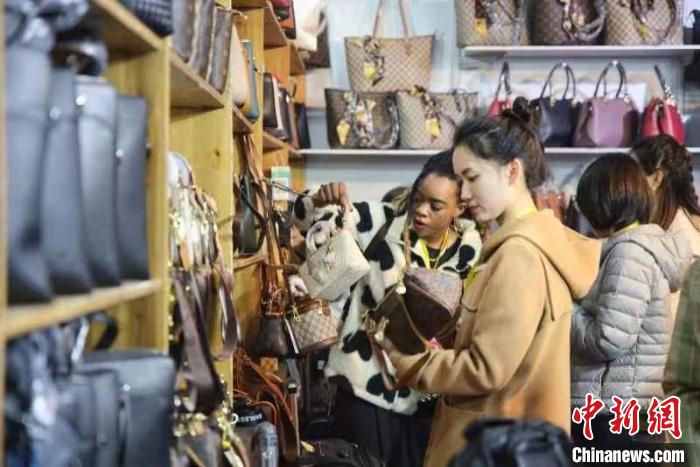 女士選購包包?！∨砣A 攝
